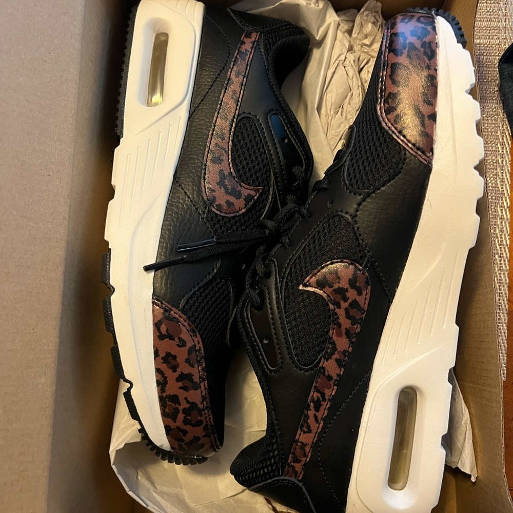 Nike woman’s air max sneaker